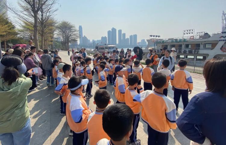 邕江游船移動(dòng)課堂新主題《向上吧，邕江小船長(zhǎng)》順利啟航